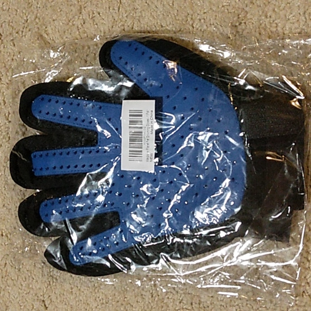 Pet grooming gloves